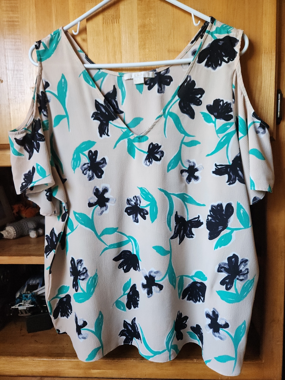 C & E Lifestyle, Sz XL, Cold-Shoulder Floral V-Neck Top in Beige and Teal. - Picture 4 of 10